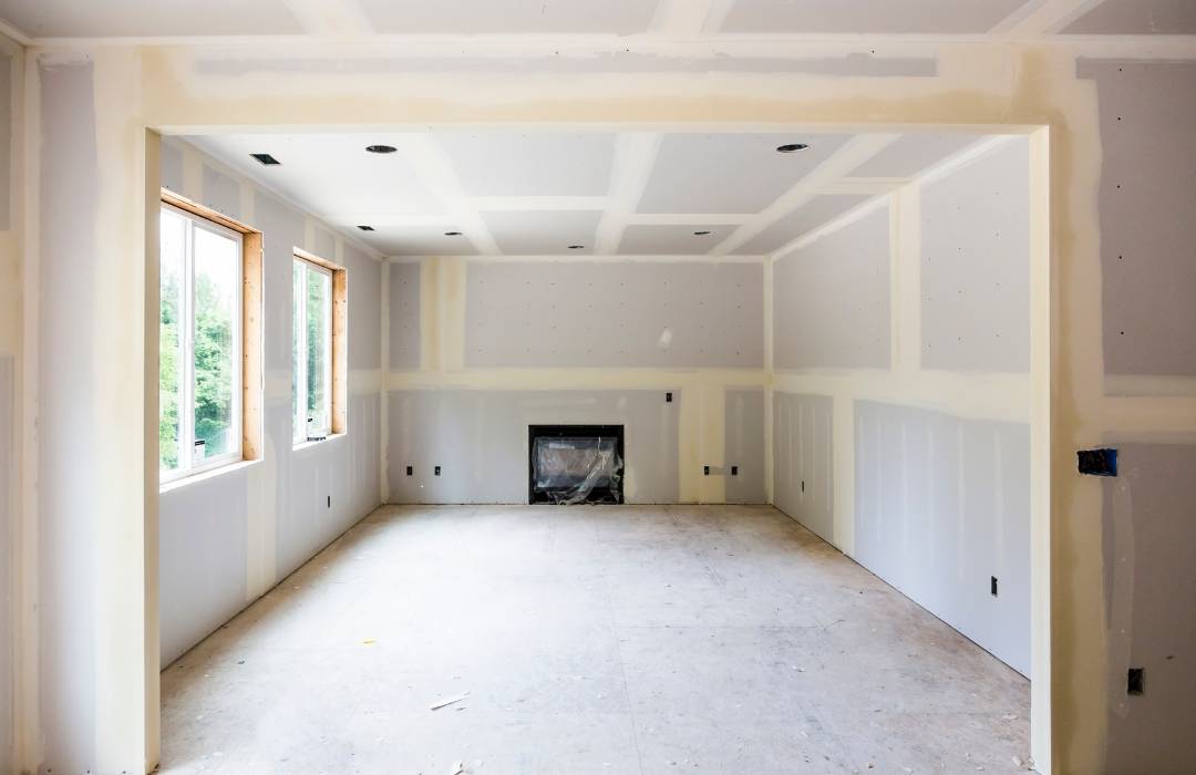 Ambiente em construção com aplicação de drywall